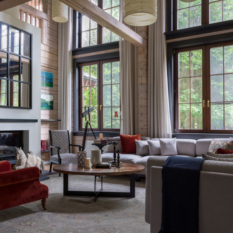 Гостиная с большими окнами в загородном доме