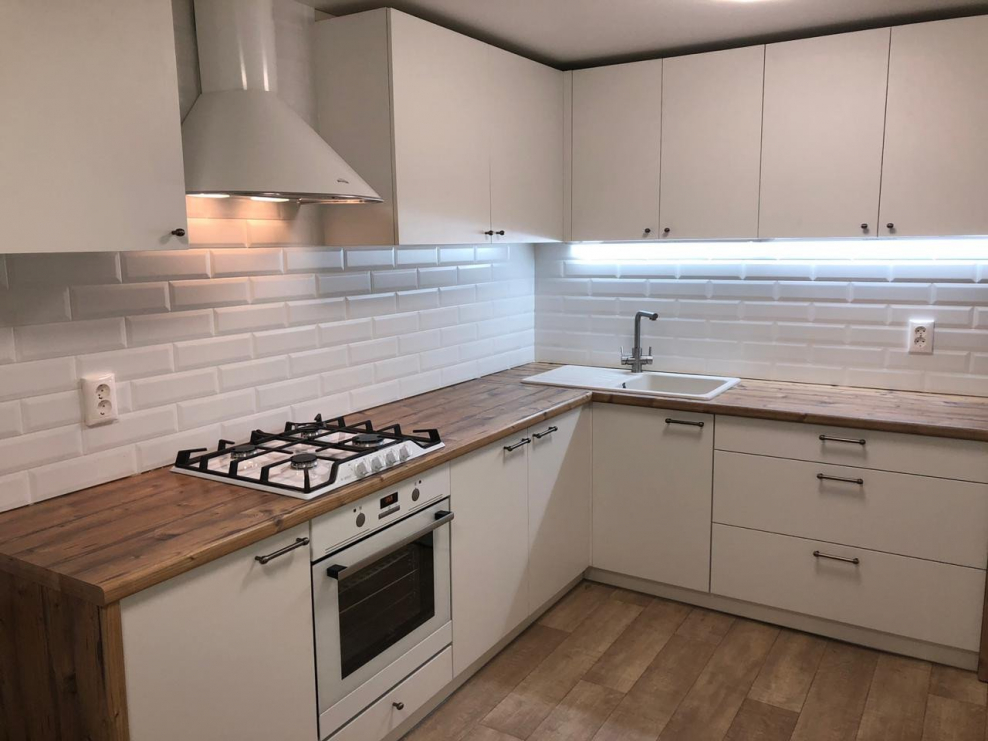 Белая кухня со столешницей под дерево фото