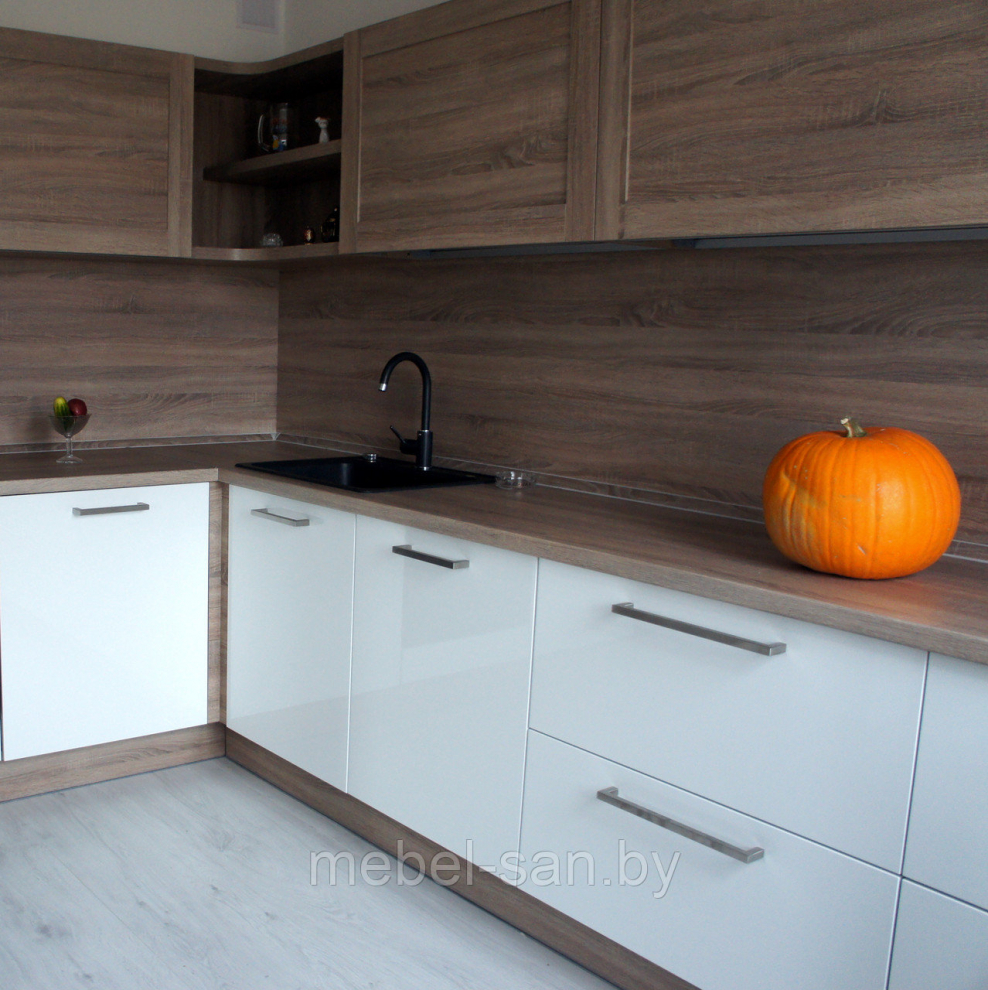 Кухня белая с деревом угловая