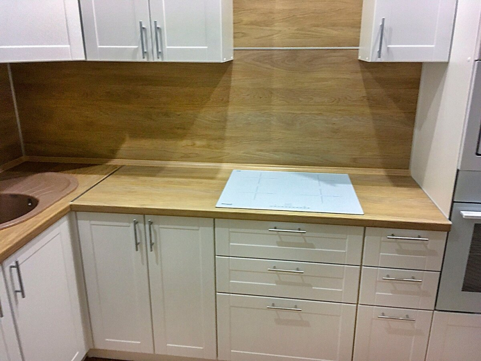 Белая кухня со столешницей под дерево