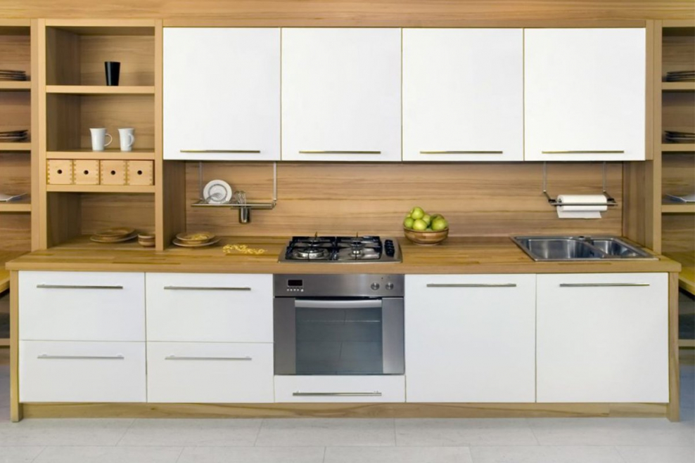 Кухня с деревянной столешницей