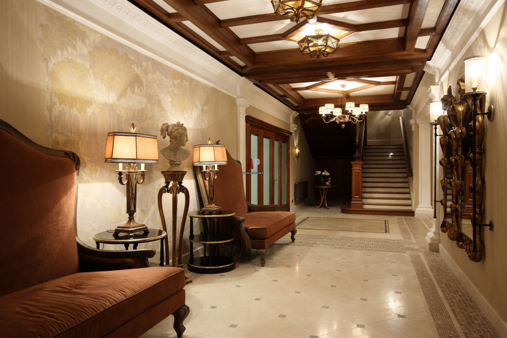 Холл в загородном доме в классическом стиле