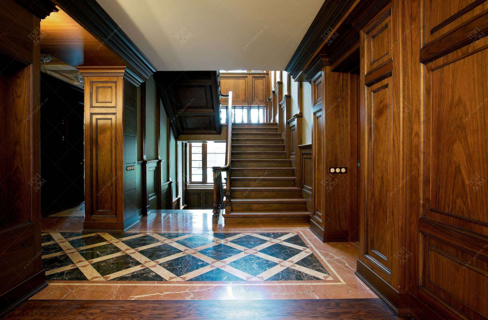 Холл с деревянными панелями