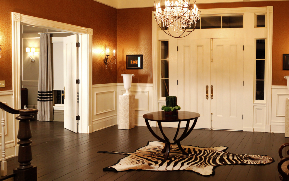 Прихожая в стиле виллы в современном стиле