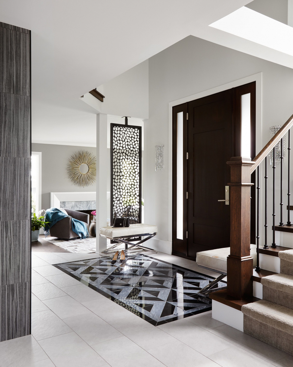 Прихожая в загородном доме в современном стиле