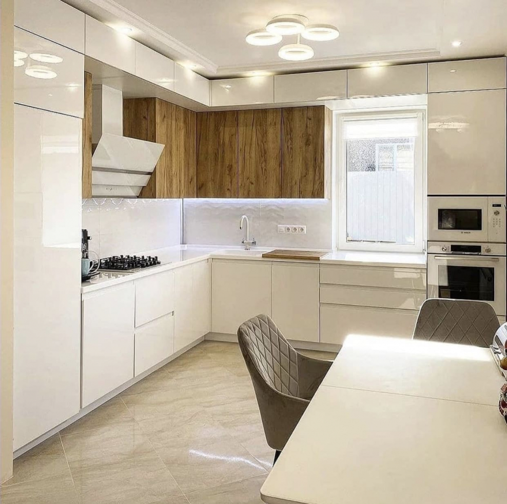 Светлая кухня многоуровневая