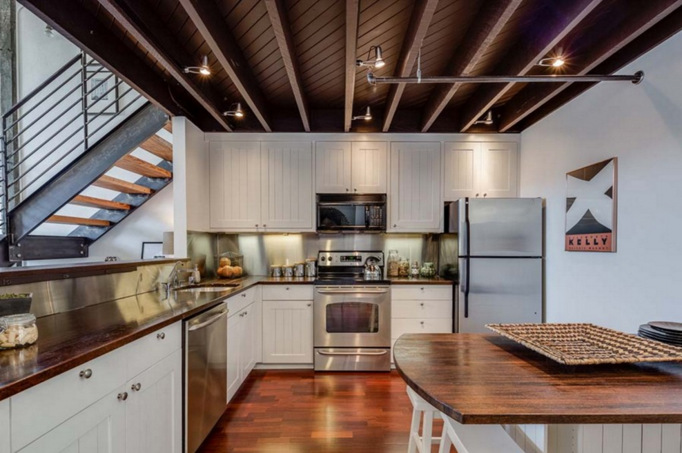 Потолок в стиле лофт на кухне