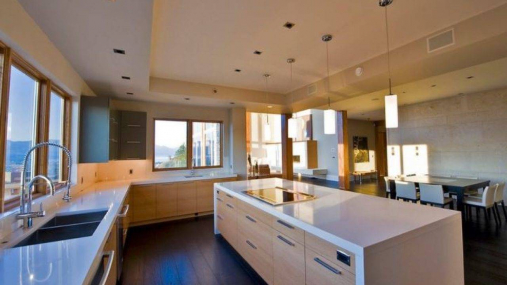 Кухня с подвесным стеклянным потолком