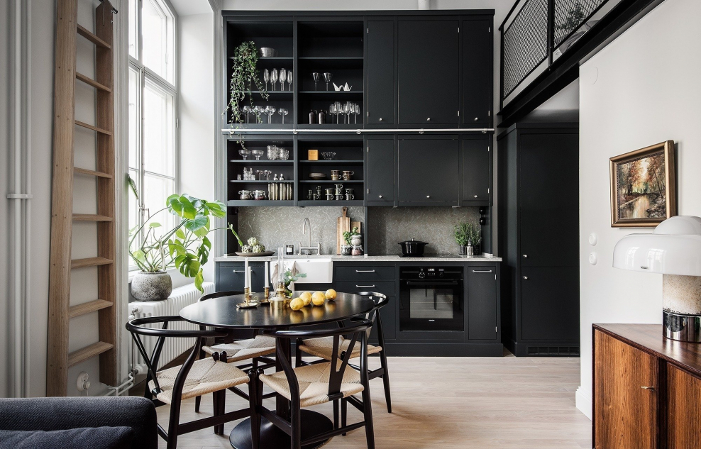 Кухня с высокими полками