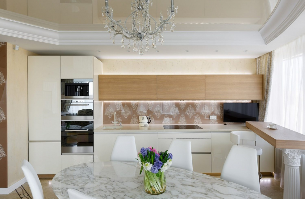 Бежевый потолок на кухне