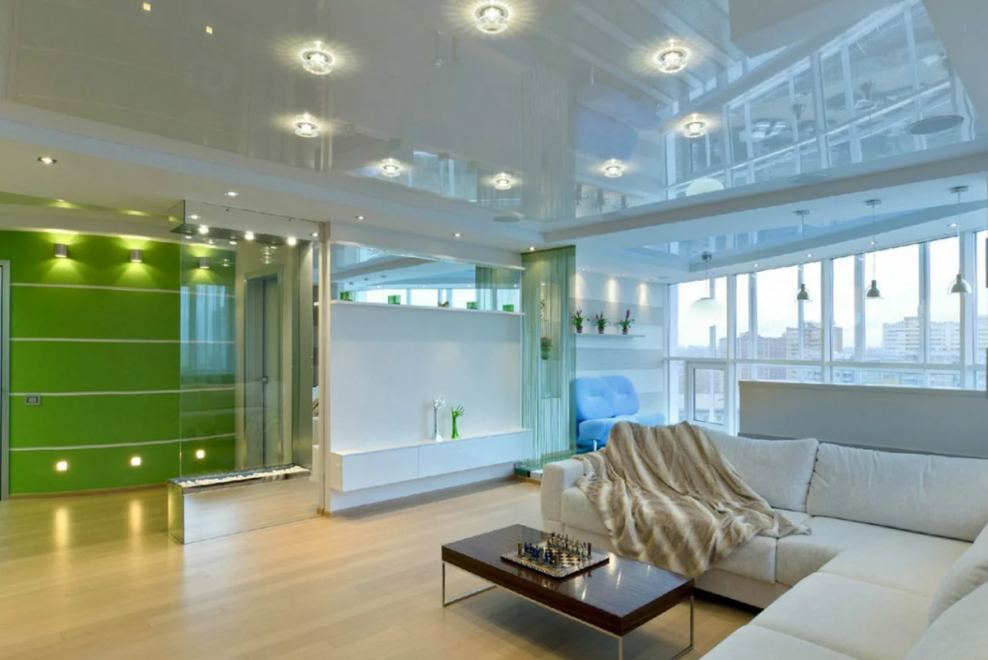 Глянцевый натяжной потолок