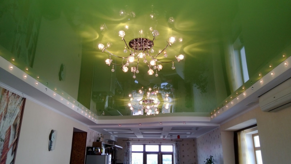 Натяжной потолок зеленый