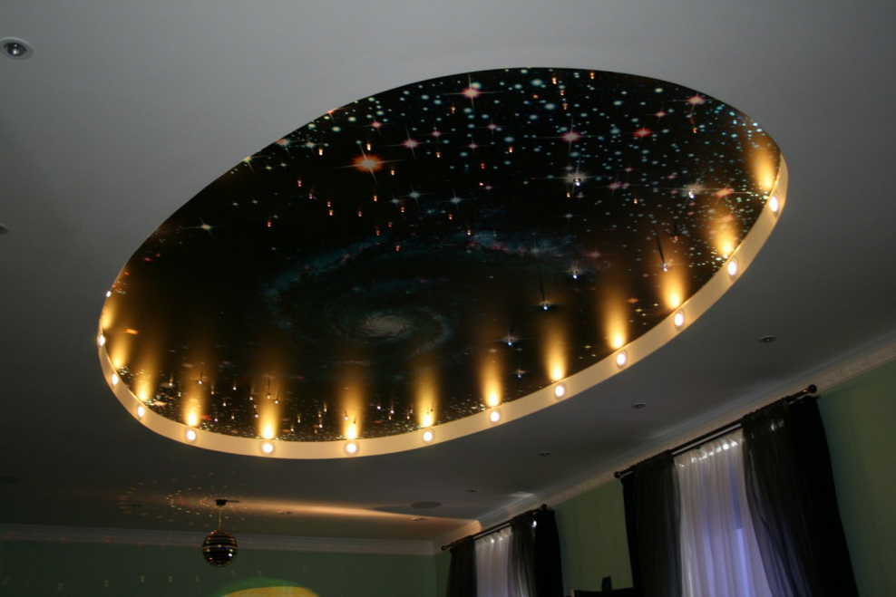 Необычные двухъярусные потолки