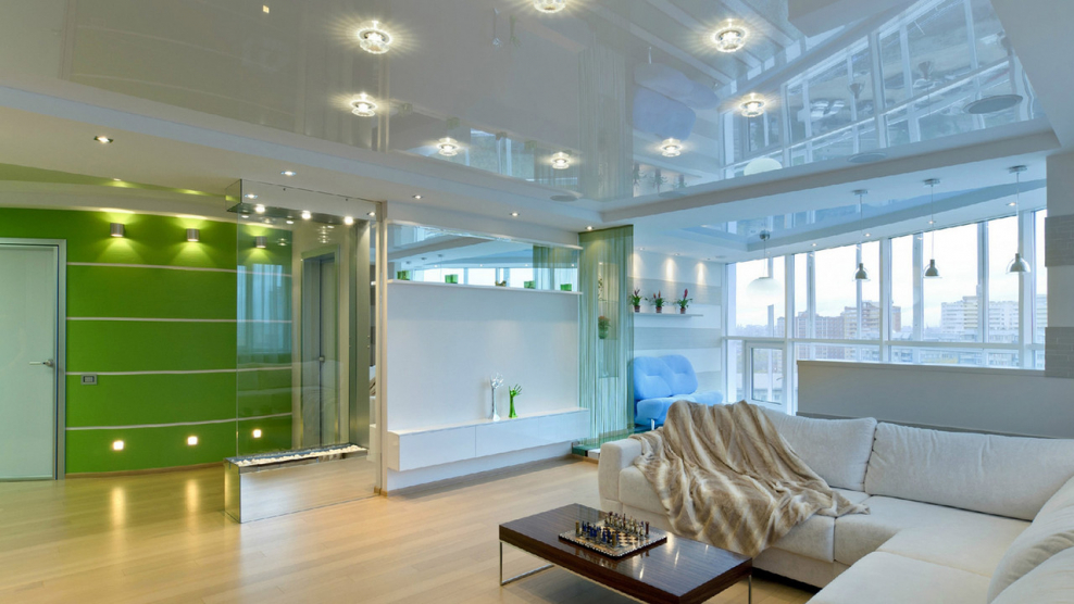 Глянцевый натяжной потолок