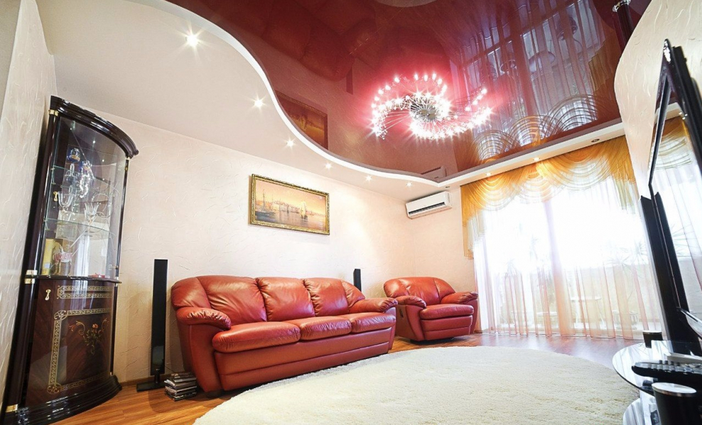 Натяжные потолки в зале