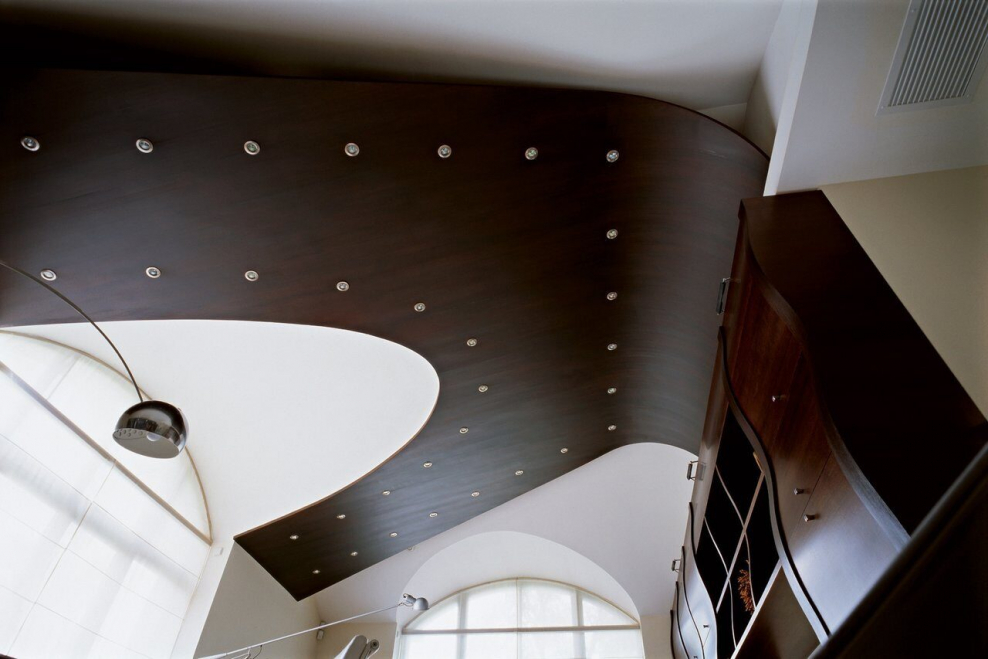 Изогнутый потолок