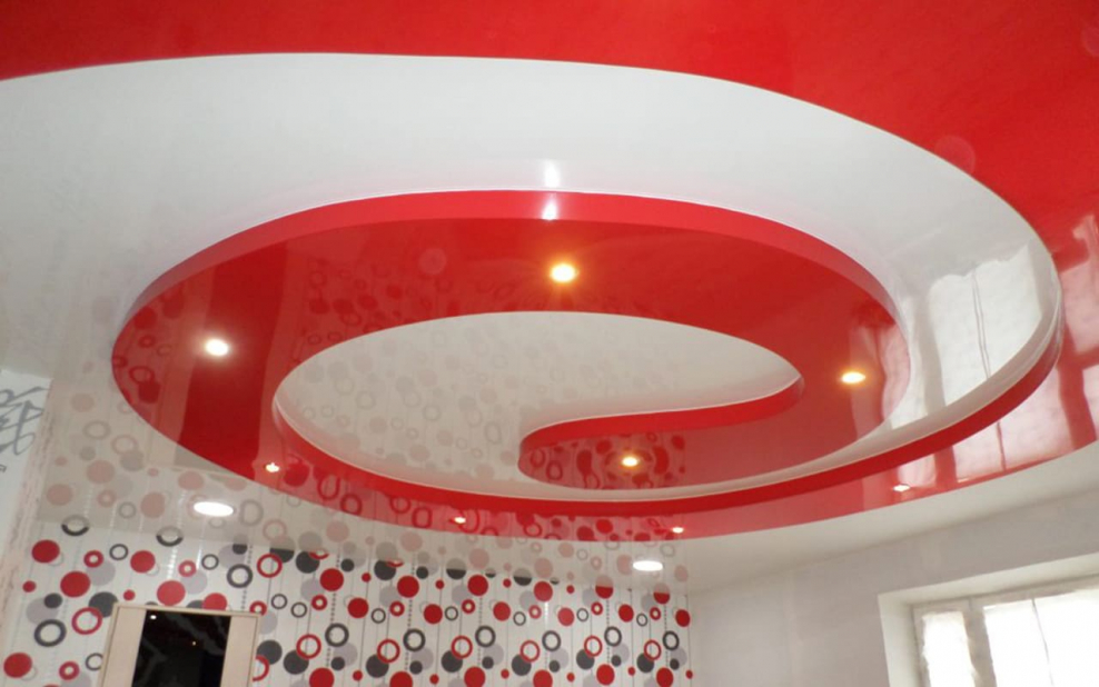 Красный натяжной потолок