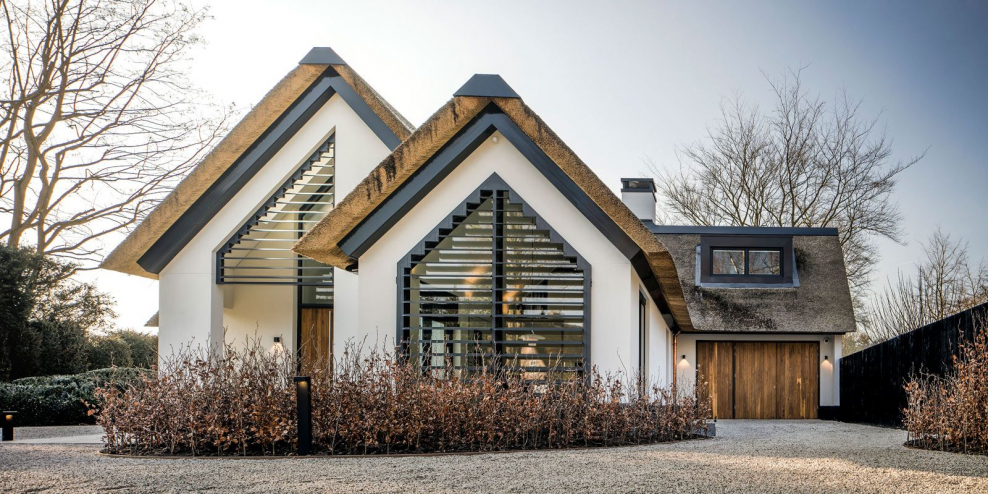 Дом современный с острой крышей