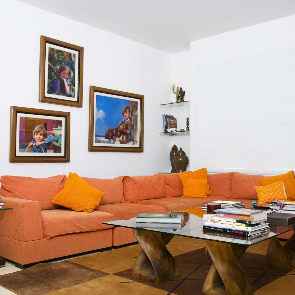 Оранжевый диван в интерьере