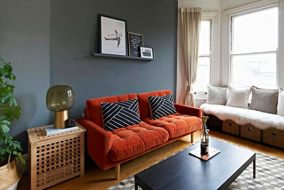 Серые стены и оранжевый диван
