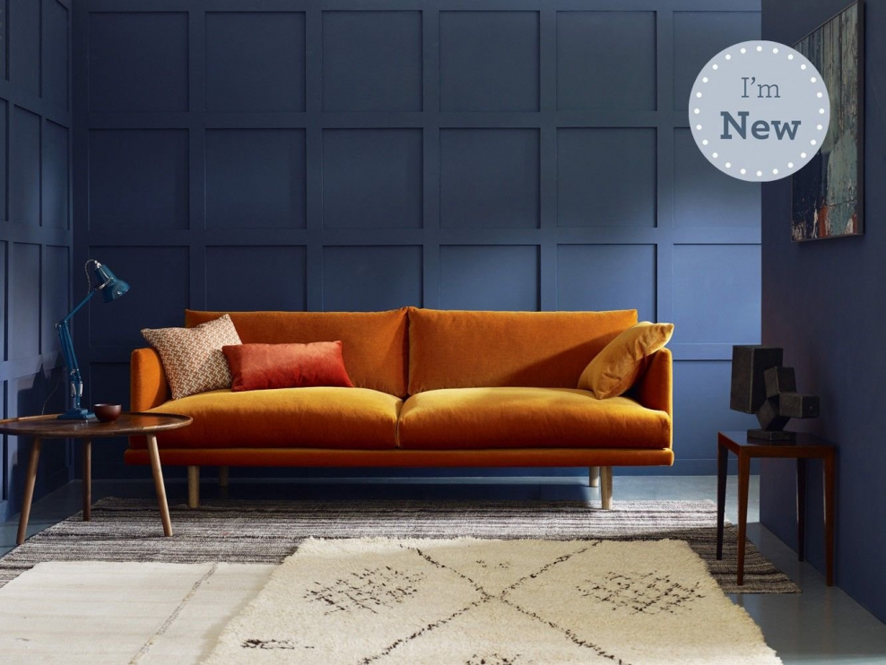 Оранжевый диван в интерьере