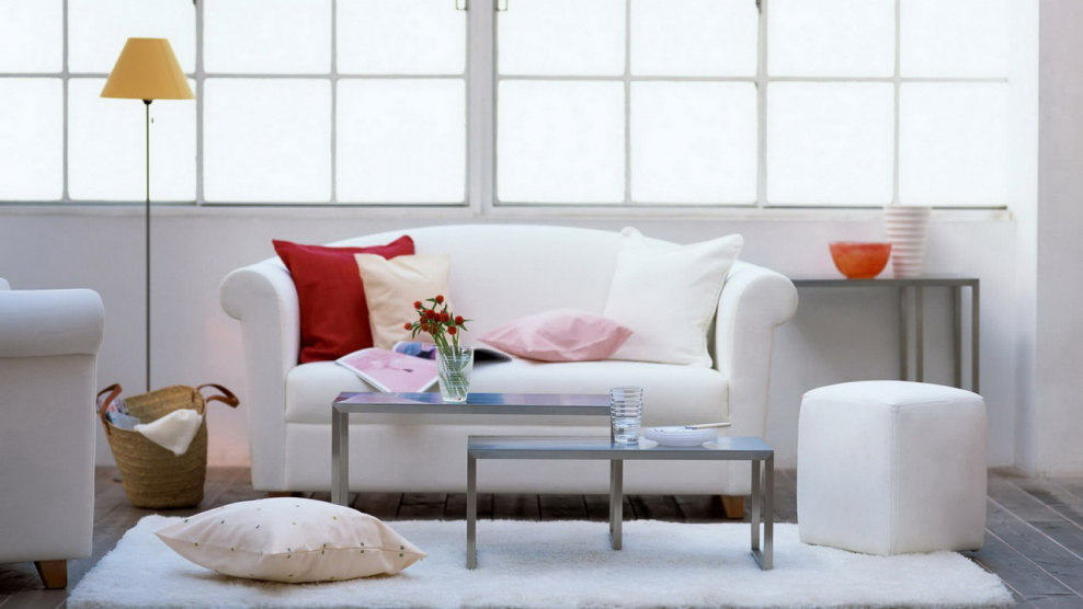 Кресло в интерьере гостиной