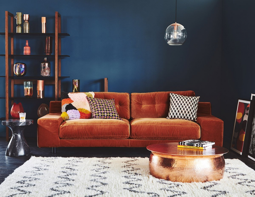Рыжий диван в интерьере