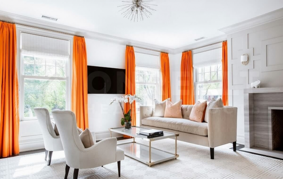 Яркие шторы в интерьере