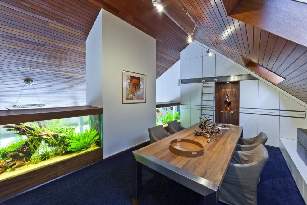 Аквариум встроенный в стену