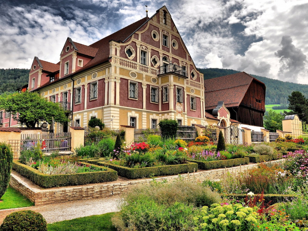 Старинный особняк в горах