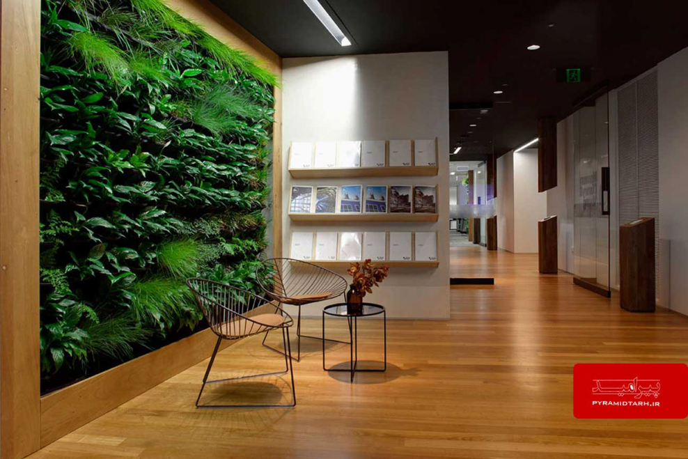 Дерево в интерьере школы