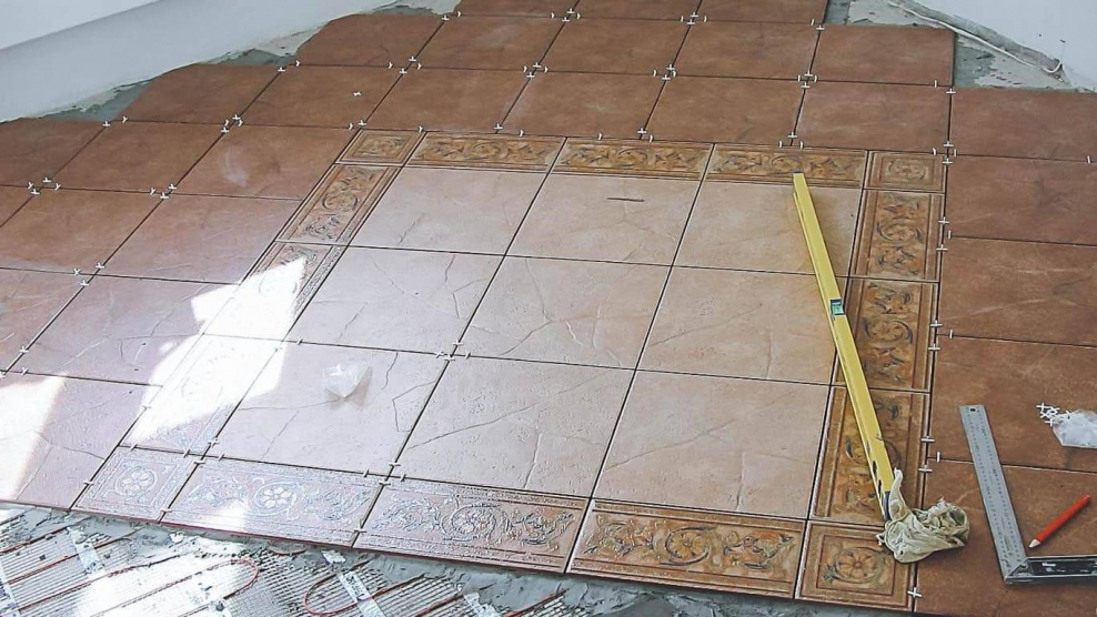 Прямоугольная плитка на пол в туалете