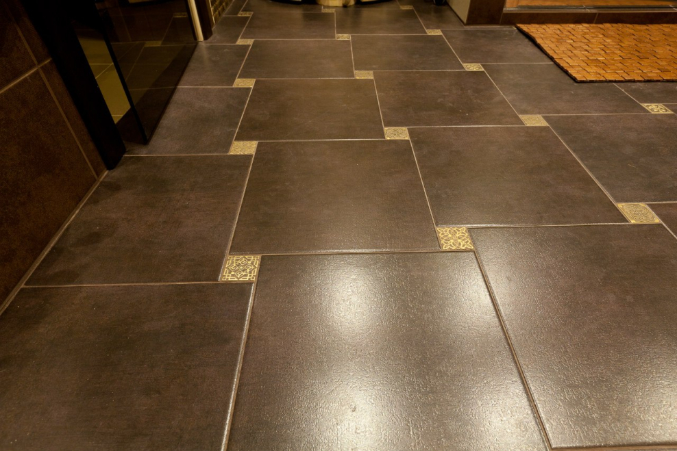 Укладка плитки на пол