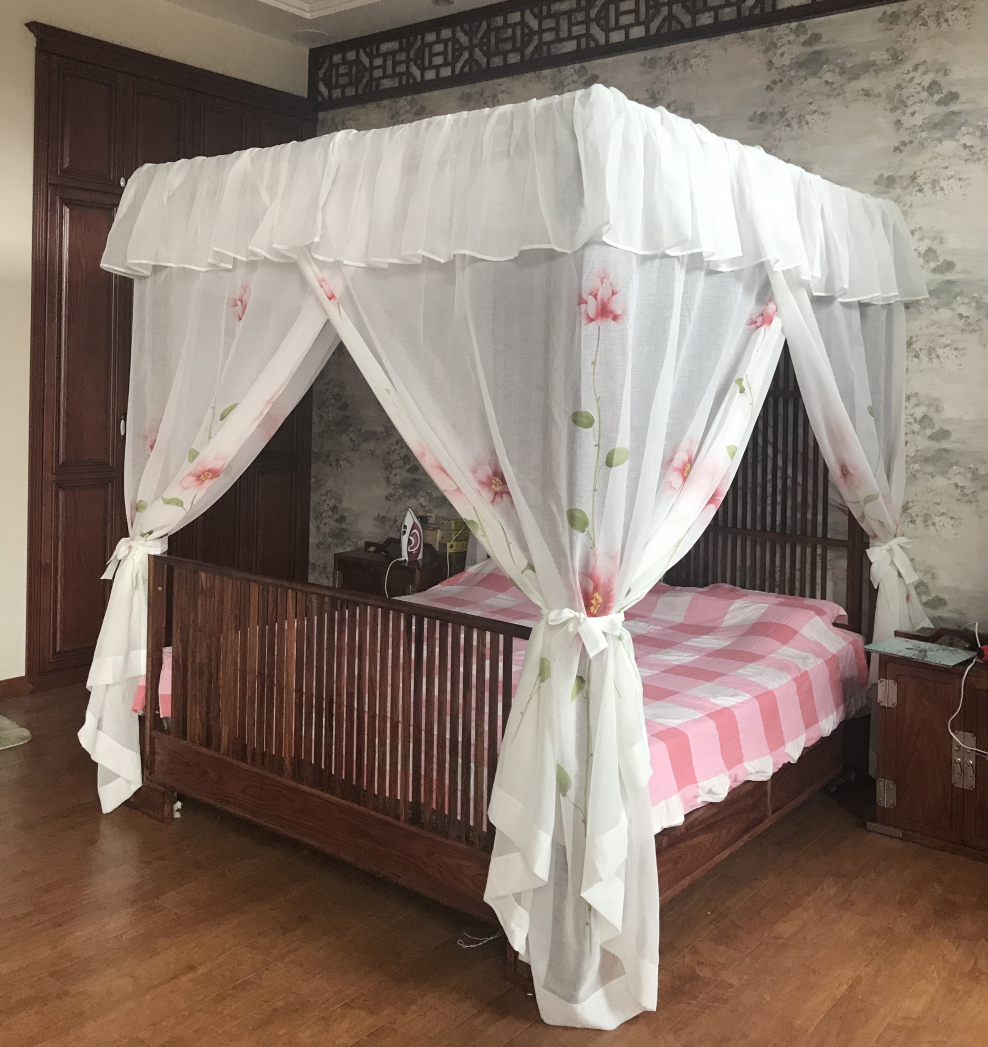 Кровать с занавесками