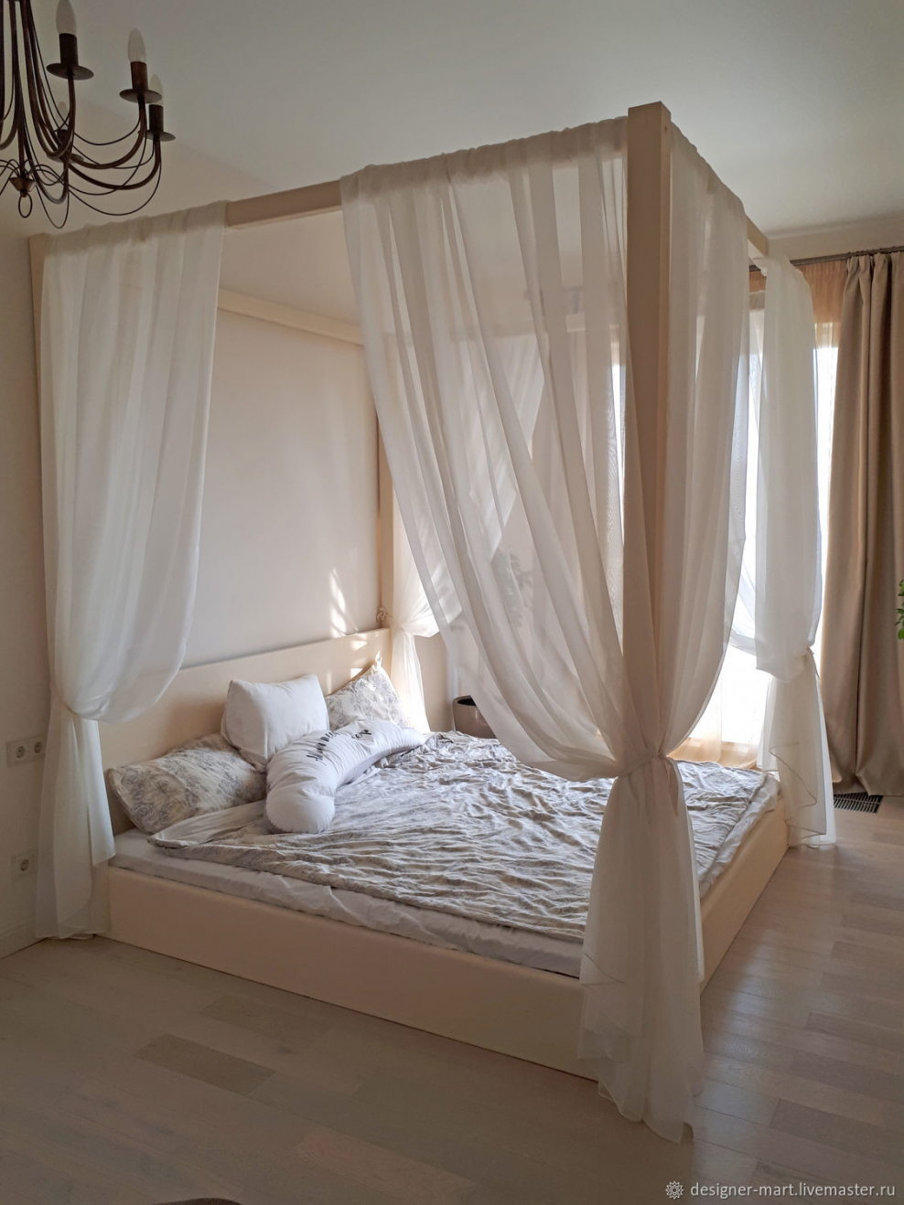 Деревянная кровать с балдахином