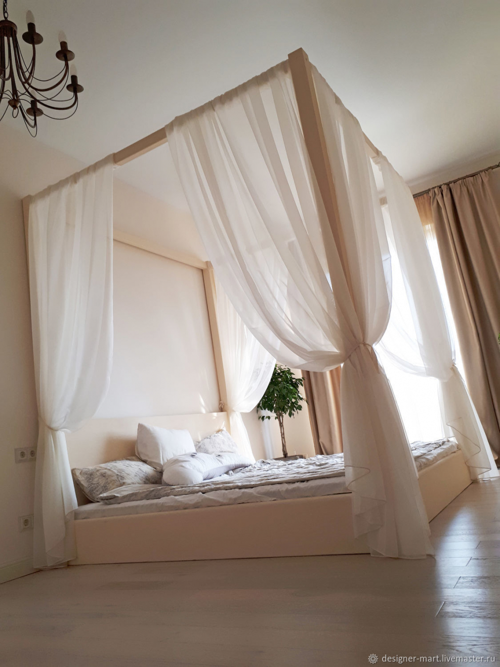 Кровать с занавесками