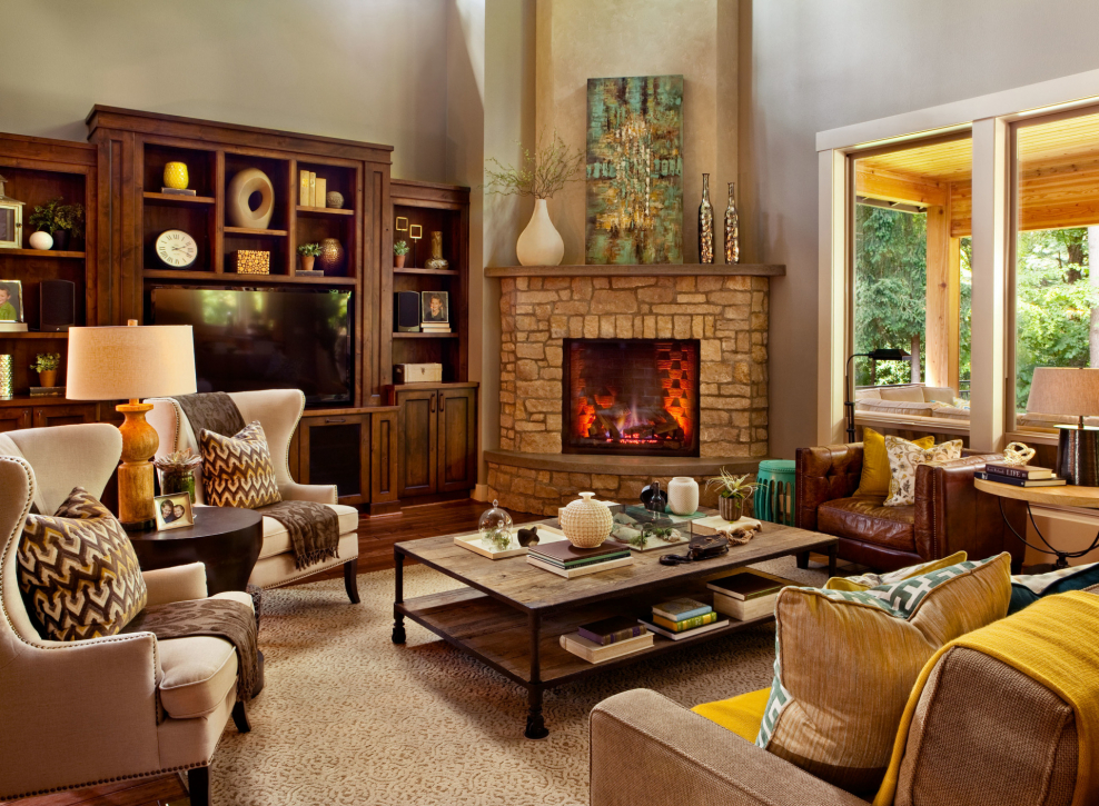 Интерьер дома с камином в углу