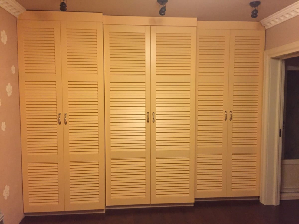 Встроенный шкаф с жалюзийными дверцами