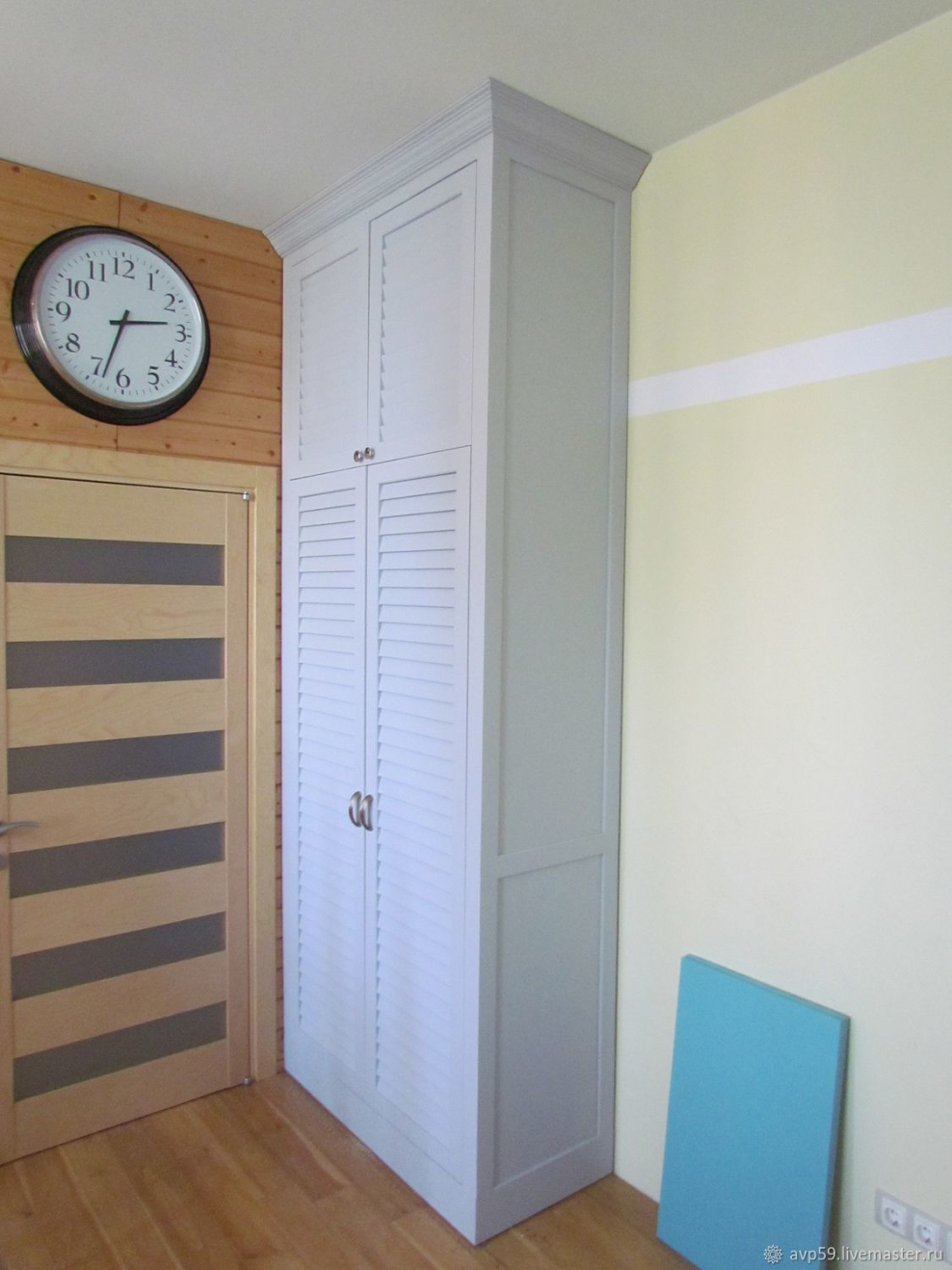 Шкаф с жалюзийными дверцами