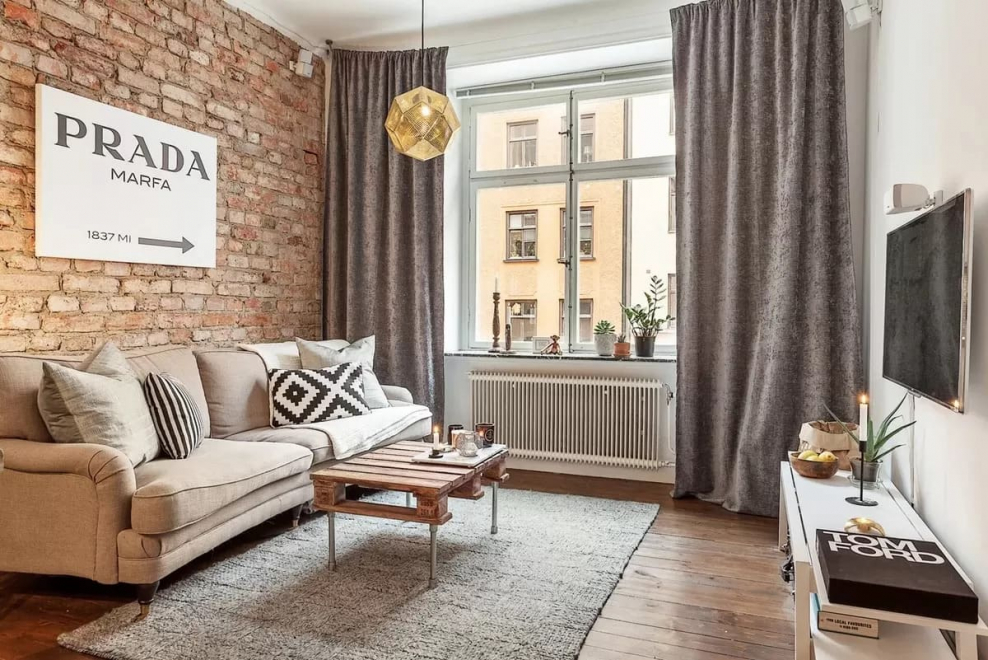 Шторы на кирпичной стене