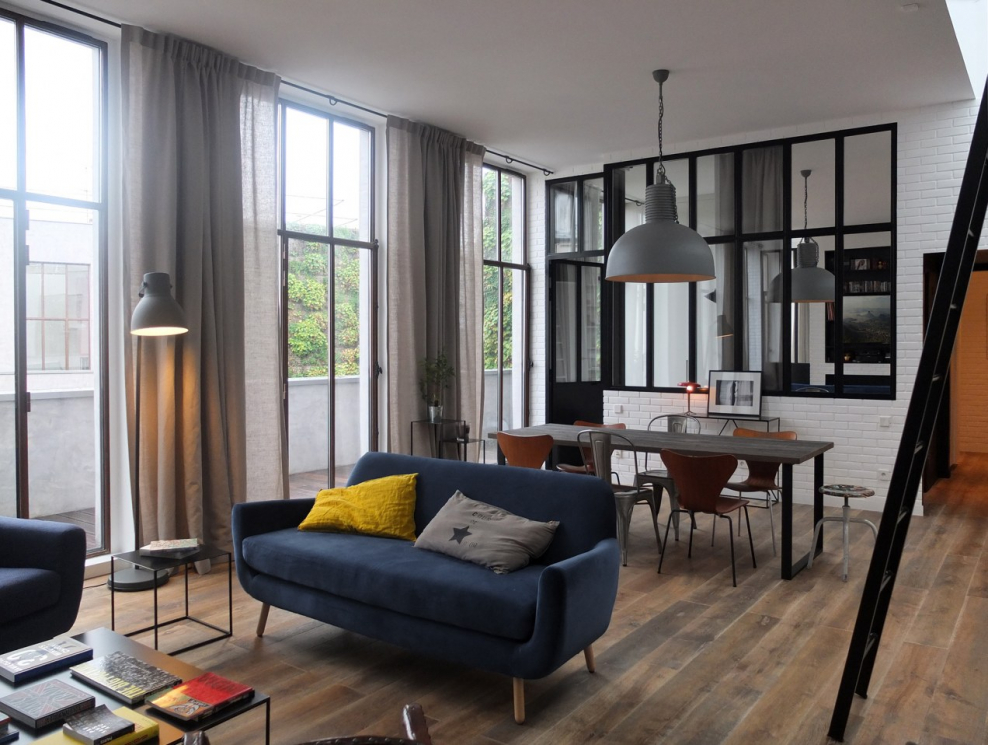 Гостиная с окнами лофт