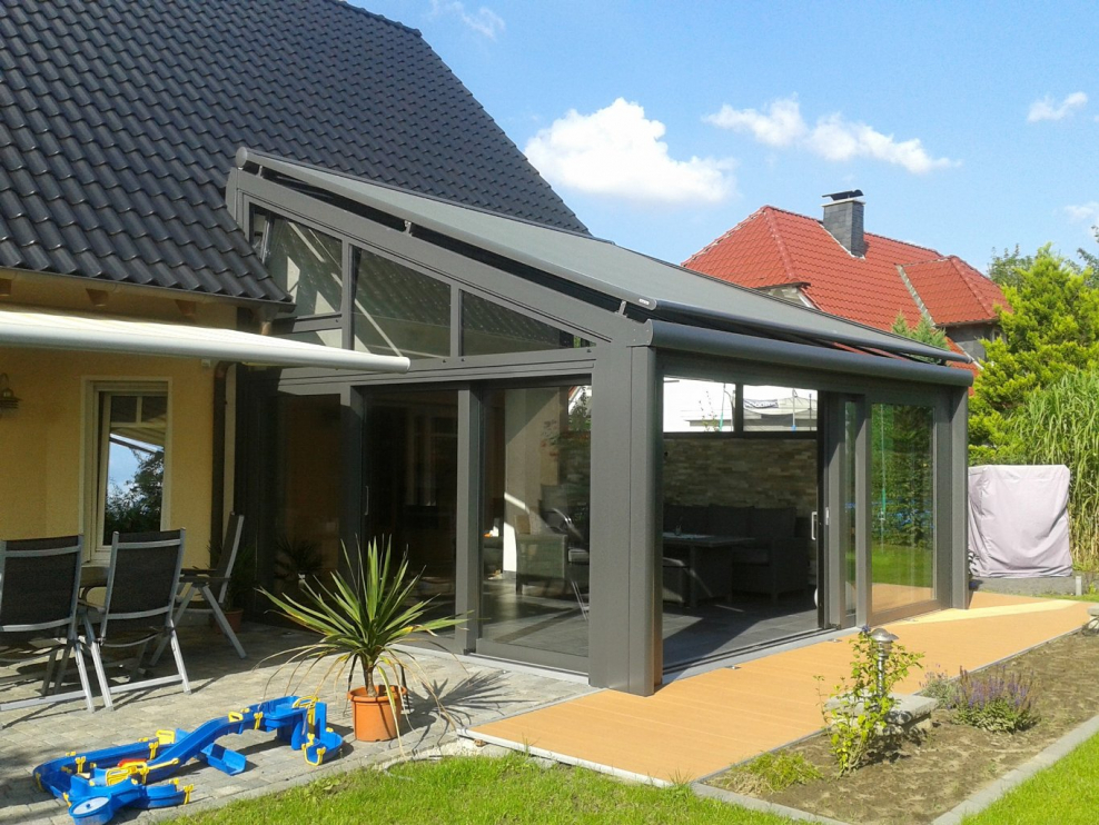 Стеклянный навес над террасой