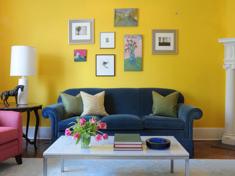 Комната с желтыми стенами