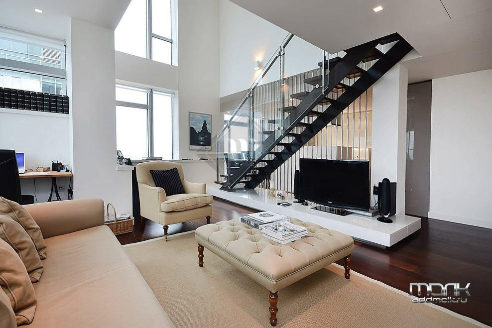 Лестница в гостиной со вторым светом
