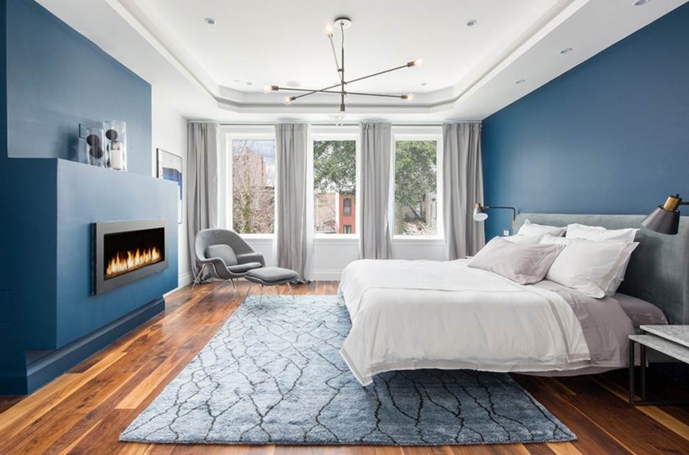 Голубые стены в спальне