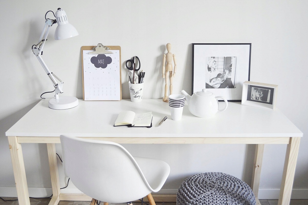 Красивый письменный стол для девочки