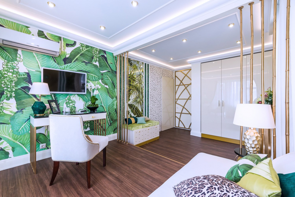 Гостиная в бело фиолетовых тонах