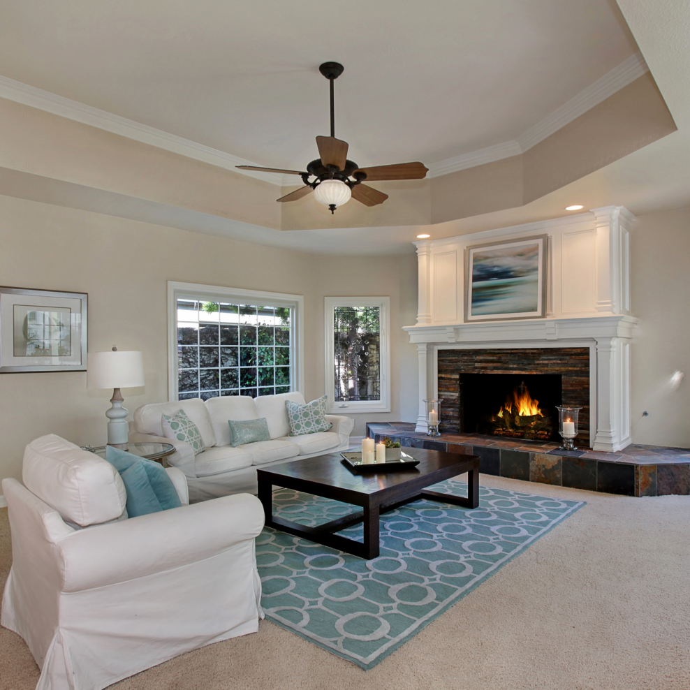 Люстра в зал с камином