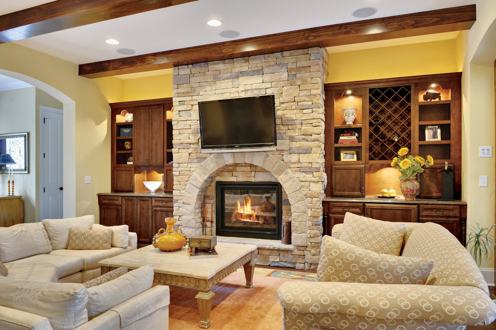 Потолок в зале с камином