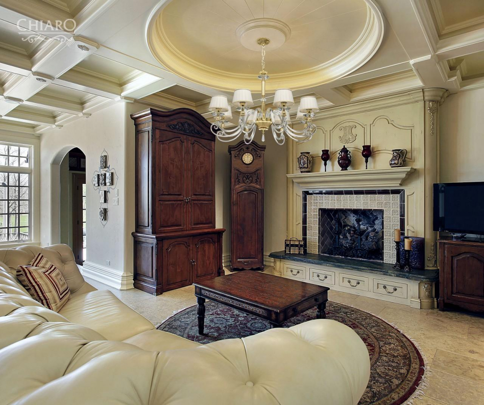 Гостиная с эркером и камином